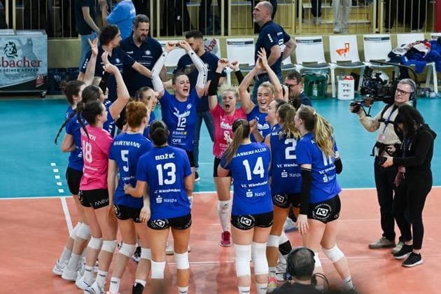 06 12 2023, Volleyball, Women, CEV Volleyball Challenge Cup, Round of 16 2023 2024 VC Wiesbaden Germany Galatasaray Daikin Istanbul Turkey Huge cheers from the VC Wiesbaden players after winning the Golden Set Wiesbaden Sporthalle am Platz der Deutschen Hessen Germany