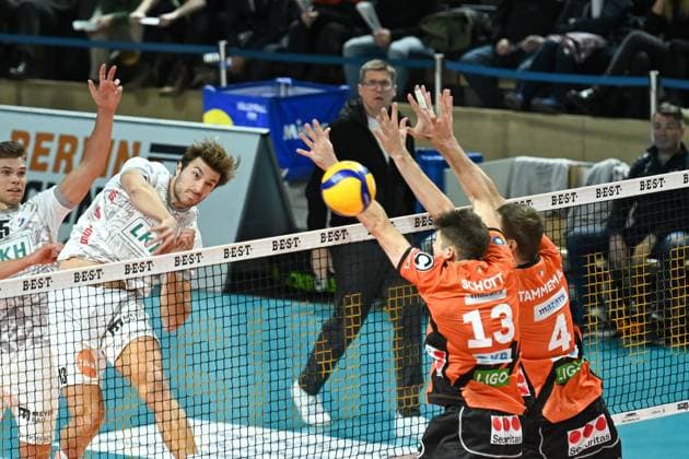Berlin, Germany 06 December 2023 DVV Pokal 1 2 Final 2023 2024 Berlin Recycling Volleys vs SVG Lüneburg In the picture Matthew Knigge SVG Lüneburg hits into the Berlin block from left Ruben Schott BR Volleys , Timo Tammemaa BR Volleys Copyright: xFotostandx xReuhlx