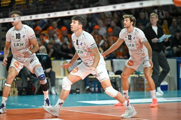 Berlin, Germany 06 December 2023 DVV Cup 1 2 Final 2023 2024 Berlin Recycling Volleys vs SVG Lüneburg In the picture Concentration from left Yann Böhme SVG Lüneburg , Maxwell Elgert SVG Lüneburg , Matthew Knigge SVG Lüneburg Copyright: xFotostandx xReuhlx