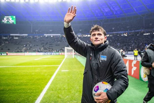 Sport Bilder des Tages DFB Pokal Achtelfinale, Hertha BSC vs Hamburger SV. Berlin, 06.12.2023 Fabian Reese (Hertha BSC, 11) feiert mit dem Spielball DFB Pokal Achtelfinale, Hertha BSC vs Hamburger SV, Olympiastadion, Berlin, 06.12.2023 DFL REGULATIONS PROHIBIT ANY USE OF PHOTOGRAPHS AS IMAGE SEQUENCES AND OR QUASI-VIDEO. *** DFB Pokal Round of 16, Hertha BSC vs Hamburger SV Berlin, 06 12 2023 Fabian Reese Hertha BSC, 11 celebrates with the match ball DFB Pokal Round of 16, Hertha BSC vs Hamburger SV, Olympiastadion, Berlin, 06 12 2023 DFL REGULATIONS PROHIBIT ANY USE OF PHOTOGRAPHS AS IMAGE SEQUENCES AND OR QUASI VIDEO Copyright: xBEAUTIFULxSPORTS LucianoxLimax