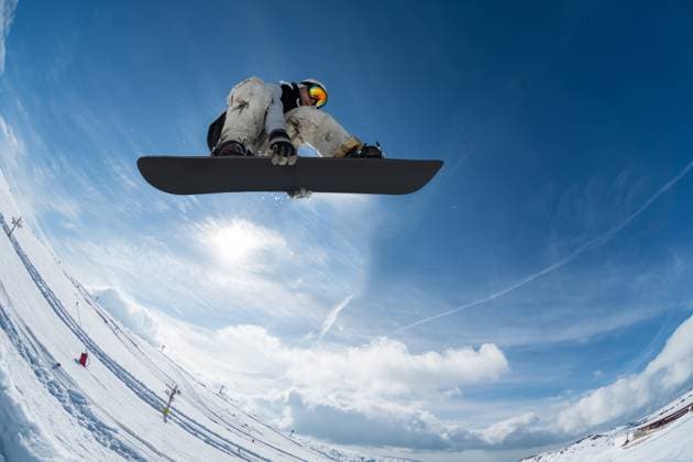 Snowboarder jumping against blue sky Snowboarder executing a radical jump against blue sky. (License=RF) 10414235 ,model released, Symbolfoto Copyright: xZoonar.com homydesignx 10414235 ,model released, Symbolfoto ,property released