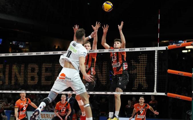 Yann Böhme in attack, Timo Tammemaa, Ruben Schott duel Game scene Action Sport Volleyball DVV Cup semi-final mens season 2023 2024 06 12 2023 BR Volleys Berlin BRV vs SVG Lüneburg