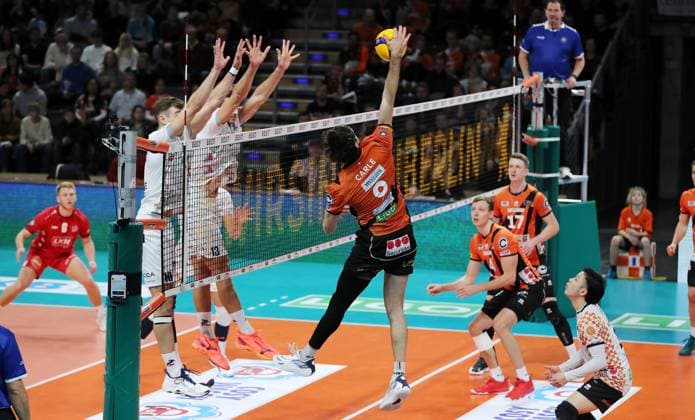 Johannes Tille in attack Sport Volleyball DVV Cup semi-final mens season 2023 2024 06 12 2023 BR Volleys Berlin BRV vs SVG Lüneburg