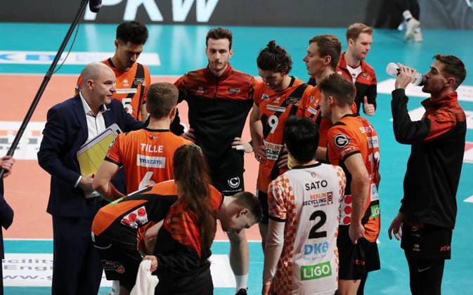 Coach Joel Banks talks to the team Time Out Time Out Sport Volleyball DVV Cup semi-final mens season 2023 2024 06 12 2023 BR Volleys Berlin BRV vs SVG Lüneburg