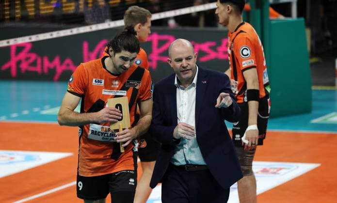 Coach Joel Banks talks to Timothee Carle Upper body action Sport Volleyball DVV Cup semi-final mens season 2023 2024 06 12 2023 BR Volleys Berlin BRV vs SVG Lüneburg