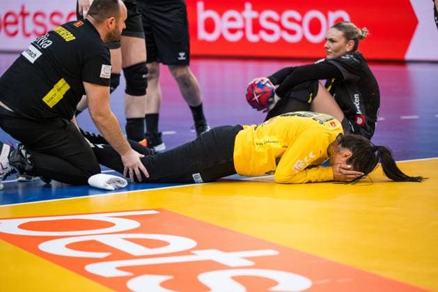 231207 Goalkeeper Marta Batinovic of Montenegro in pain during the IHF Women?s World Championship handball match between Montenegro and Croatia on December 7, 2023 in Gothenburg Photo Mathias Bergeld BILDBYRAN kod MB MB0799 handball handball handball handball handball bbeng vm handball vm handbolls vm ihf handball world championship world handball championship 2023 world championship 2023 montenegro croatia 9 dam bbeng kvinner women  Copyright: MATHIASxBERGELD BB231207MB017