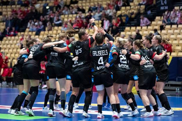 The players of Germany celebrate after the IHF World Women s Handball Championship match between Germany and Romania in the main round group 3 at Jyske Bank Boxen in Herning Denmark Thursday Dec 7, 2023 , Herning Denmark Mors  Copyright: BoxAmstrupx xRitzauxScanpix BoxAmstrupx COP15238 spdk20231207-194916-L