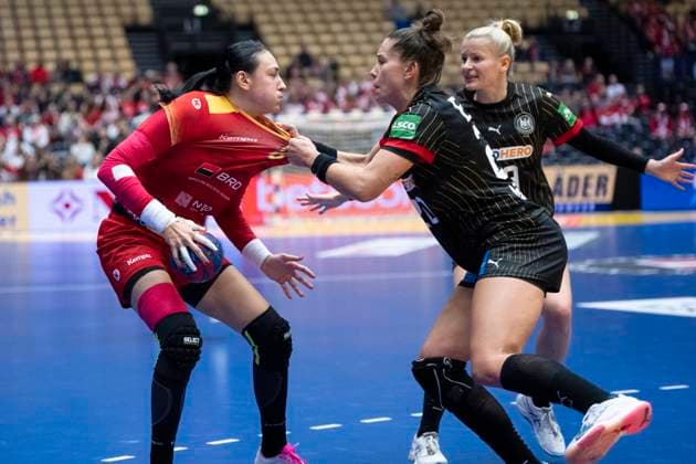 Cristina Neagu of Rumania in action with of Germany Emily Bölk and Annika Lott of Germany during the IHF World Women s Handball Championship match between Germany and Romania in the main round group 3 at Jyske Bank Boxen in Herning Denmark Thursday Dec 7, 2023 , Herning Denmark Mors  Copyright: BoxAmstrupx xRitzauxScanpix BoxAmstrupx COP15238 spdk20231207-195042-L