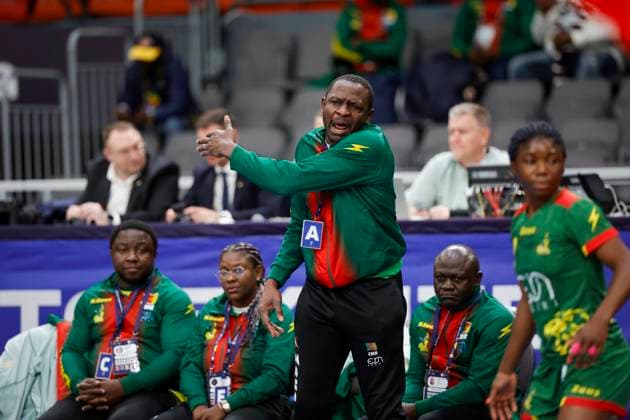 Cameroon s headcoach Bertin Njantou Tabeth gestures during the IHF Women s World Championship handball match between Sweden and Cameroon at Scandinavium Arena in Gothenburg, Sweden, on Dec 05, 2023 GOTHENBURG SWEDEN x9200x  Copyright: xAdamxIhse TTx HANDBALL WC SWEDEN-CAMEROON
