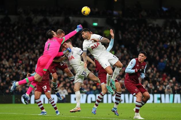 Bilder des Jahres 2023, Sport 12 Dezember Sport Themen der Woche KW49 Sport Bilder des Tages 7th December 2023; Tottenham Hotspur Stadium, London, England; Premier League Football, Tottenham Hotspur versus West Ham United; Goalkeeper Lukasz Fabianski of West Ham United punches the ball out over Cristian Romero of Tottenham Hotspur  ActionPlus12583521 JohnxPatrickxFletcher