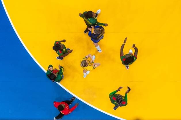 231207 Players of Cameroon and Nathalie Hagman with Anna Lagerquist of Sweden recognize the audience after the IHF Women?s World Championship handball match between Sweden and Cameroon on December 7, 2023 in Gothenburg Photo Mathias Bergeld BILDBYRAN kod MB MB0801 handball handboll handball bbeng vm handball vm handbolls vm ihf handball world championship world handball championship 2023 world championship 2023 sverige sweden cameroon day 9 dam kvinner women  Copyright: MATHIASxBERGELD BB231207MB193