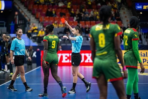 231207 Referees Bruna Correa Renata Correa give a red card to Chantal Voulania of Cameroon and during the IHF Women?s World Championship handball match between Sweden and Cameroon on December 7, 2023 in Gothenburg Photo Mathias Bergeld BILDBYRAN code MB MB0801 handball handboll handball bbeng vm handball vm handbolls vm ihf handball world championship world handball championship 2023 world championship 2023 sverige sweden cameroon day 9 dam kvinner women  Copyright: MATHIASxBERGELD BB231207MB212