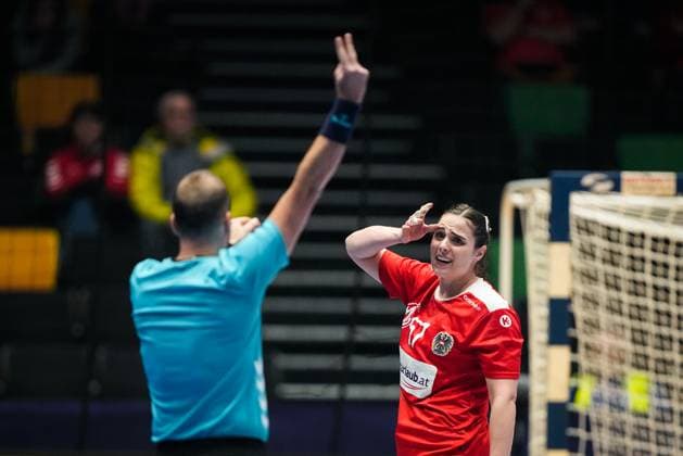 Handball, Frauen WM, ?sterreich - Angola Handball-VM kvinner Norge 2023: osterrike - Angola Trondheim 20231208. osterrikes Josephine Huber far to minutters bestrafning under VM-kampen i hovedrunden mellom osterrike og Angola i Trondheim Spektrum. Foto: Beate Oma Dahle NTB Trondheim Norge EDITORIAL USE ONLY. RESTRICTED USE FOR BETTING COMPANIES Ref:_SPO4j_ZCLME0LM.jpg  Copyright: xBeatexOmaxDahlex xNTBx