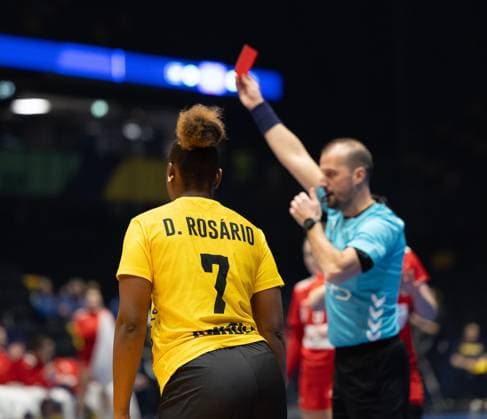 Trondheim, Norway, December 8th 2023: Dolores Palmira Rosario (7 Angola) receives a red card after 2 minutes at the IHF Womens World Championship, WM, Weltmeisterschaft game between Austria and Angola at Trondheim Spektrum in Trondheim, Norway (Ane Frosaker SPP) Copyright: xAnexFrosaker SPPx spp-en-AnFr-_F_15776