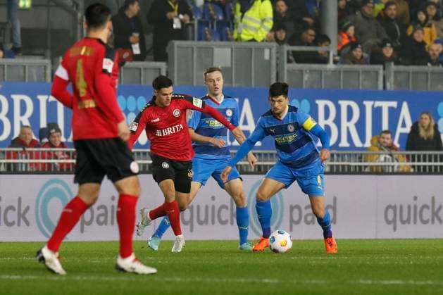 08 12 2023, xavx, Soccer 2 Bundesliga, SV Wehen Wiesbaden Eintracht Braunschweig emspor, v l John Iredale SV Wehen Wiesbaden , Jannis Nikolaou Eintracht Braunschweig DFL DFB REGULATIONS PROHIBIT ANY USE OF PHOTOGRAPHS as IMAGE SEQUENCES and or QUASI VIDEO Wiesbaden
