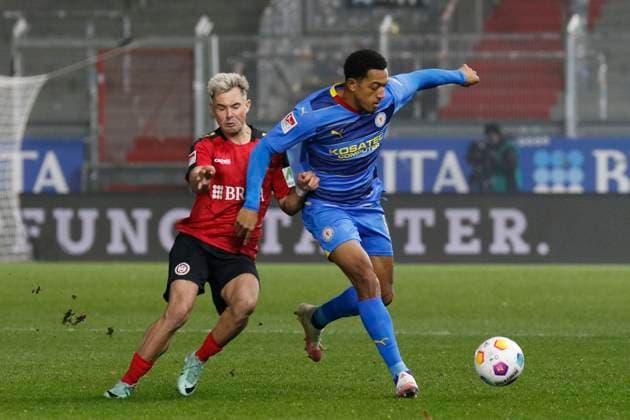 08 12 2023, xavx, Soccer 2 Bundesliga, SV Wehen Wiesbaden Eintracht Braunschweig emspor, v l Thijmen Goppel SV Wehen Wiesbaden , Anton Donkor Eintracht Braunschweig DFL DFB REGULATIONS PROHIBIT ANY USE OF PHOTOGRAPHS as IMAGE SEQUENCES and or QUASI VIDEO Wiesbaden