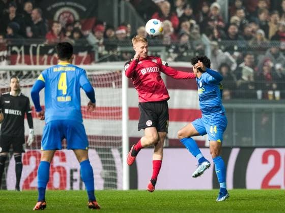 Bjarke Jacobsen SV Wehen Wiesbaden, 19 , Johan Gomez Eintracht Braunschweig, 44 , GER, SV Wehen Wiesbaden vs Eintracht Braunschweig, Football, 2 Bundesliga, Matchday 16, Season 2023 2024, 08 12 2023 DFL REGULATES PROHIBIT ANY USE OF PHOTOGRAPHS AS IMAGE SEQUENCES AND OR QUASI VIDEO GER, SV Wehen Wiesbaden vs Eintracht Braunschweig, Football, Bundesliga 2, Matchday 16, Season 2023 2024, 08 12 2023 Wiesbaden Copyright: xEibner-Pressefoto FlorianxWieganx EP_FWD