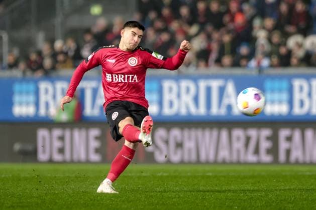 Robin Heußer SV Wehen Wiesbaden, 7 on the ball, GER, SV Wehen Wiesbaden vs Eintracht Braunschweig, Football, 2 Bundesliga, Matchday 16, Season 2023 2024, 08 12 2023 DFL REGULATIONS PROHIBIT ANY USE OF PHOTOGRAPHS AS IMAGE SEQUENCES AND OR QUASI VIDEO GER, SV Wehen Wiesbaden vs Eintracht Braunschweig, Football, 2 Bundesliga, Matchday 16, Season 2023 2024, 08 12 2023 Wiesbaden Copyright: xEibner-Pressefoto FlorianxWieganx EP_FWD