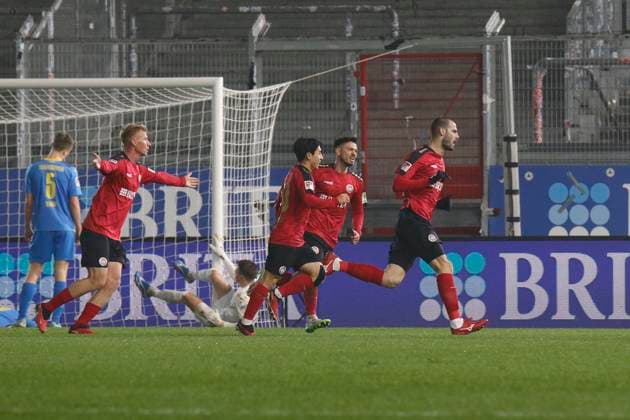 08 12 2023, xavx, Fußball 2 Bundesliga, SV Wehen Wiesbaden Eintracht Braunschweig emspor, v l Aleksandar Vukotic SV Wehen Wiesbaden celebrate the goal, Der Torjubel zum 1 0 DFL DFB REGULATIONS PROHIBIT ANY USE OF PHOTOGRAPHS as IMAGE SEQUENCES and or QUASI VIDEO Wiesbaden