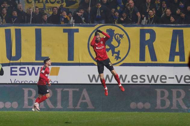 08 12 2023, xavx, Fußball 2 Bundesliga, SV Wehen Wiesbaden Eintracht Braunschweig emspor, v l Aleksandar Vukotic SV Wehen Wiesbaden celebrate the goal, Der Torjubel zum 1 0 DFL DFB REGULATIONS PROHIBIT ANY USE OF PHOTOGRAPHS as IMAGE SEQUENCES and or QUASI VIDEO Wiesbaden