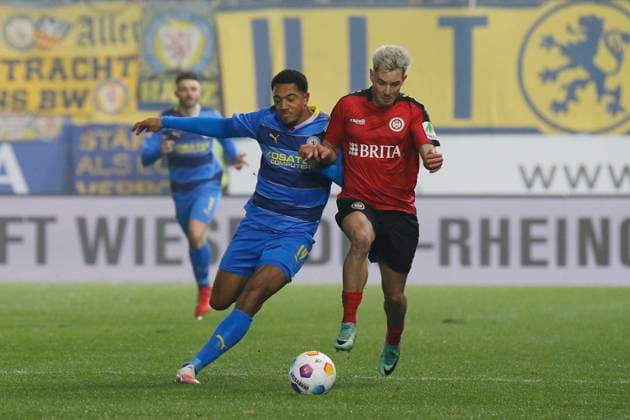 08 12 2023, xavx, Soccer 2 Bundesliga, SV Wehen Wiesbaden Eintracht Braunschweig emspor, v l Anton Donkor Eintracht Braunschweig , Thijmen Goppel SV Wehen Wiesbaden DFL DFB REGULATIONS PROHIBIT ANY USE OF PHOTOGRAPHS as IMAGE SEQUENCES and or QUASI VIDEO Wiesbaden