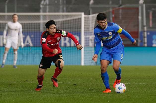08 12 2023, xavx, Soccer 2 Bundesliga, SV Wehen Wiesbaden Eintracht Braunschweig emspor, v l Hyun ju Lee SV Wehen Wiesbaden , Jannis Nikolaou Eintracht Braunschweig DFL DFB REGULATIONS PROHIBIT ANY USE OF PHOTOGRAPHS as IMAGE SEQUENCES and or QUASI VIDEO Wiesbaden