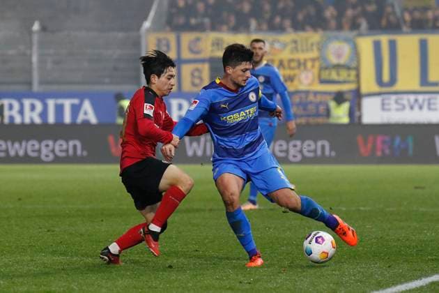 08 12 2023, xavx, Soccer 2 Bundesliga, SV Wehen Wiesbaden Eintracht Braunschweig emspor, v l Hyun ju Lee SV Wehen Wiesbaden , Jannis Nikolaou Eintracht Braunschweig DFL DFB REGULATIONS PROHIBIT ANY USE OF PHOTOGRAPHS as IMAGE SEQUENCES and or QUASI VIDEO Wiesbaden