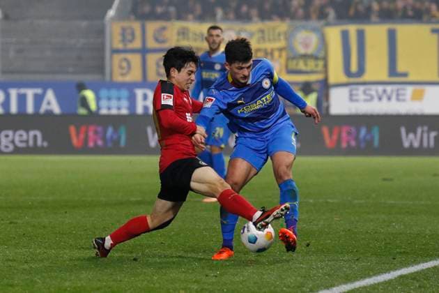 08 12 2023, xavx, Soccer 2 Bundesliga, SV Wehen Wiesbaden Eintracht Braunschweig emspor, v l Hyun ju Lee SV Wehen Wiesbaden , Jannis Nikolaou Eintracht Braunschweig DFL DFB REGULATIONS PROHIBIT ANY USE OF PHOTOGRAPHS as IMAGE SEQUENCES and or QUASI VIDEO Wiesbaden