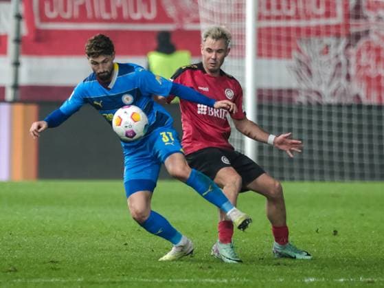 Fabio Kaufmann Eintracht Braunschweig, 37 in duel with Thijmen Goppel SV Wehen Wiesbaden, 9 , GER, SV Wehen Wiesbaden vs Eintracht Braunschweig, Soccer, 2 Bundesliga, Matchday 16, Season 2023 2024, 08 12 2023 DFL REGULATES PROHIBIT ANY USE OF PHOTOGRAPHS AS IMAGE SEQUENCES AND OR QUASI VIDEO GER, SV Wehen Wiesbaden vs Eintracht Braunschweig, Football, Bundesliga 2, Matchday 16, Season 2023 2024, 08 12 2023 Wiesbaden Copyright: xEibner-Pressefoto FlorianxWieganx EP_FWD