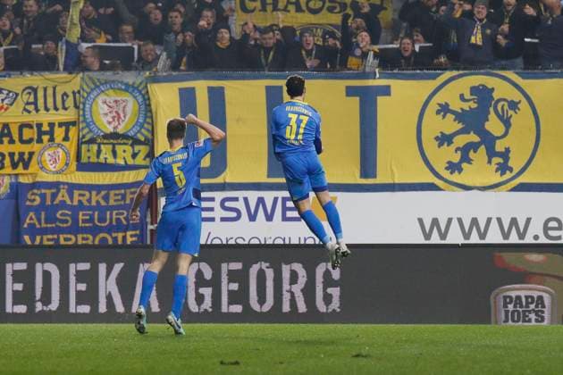 08 12 2023, xavx, Soccer 2 Bundesliga, SV Wehen Wiesbaden Eintracht Braunschweig emspor, v l Fabio Kaufmann Eintracht Braunschweig celebrate the goal, Der Torjubel zum 1 1 DFL DFB REGULATIONS PROHIBIT ANY USE OF PHOTOGRAPHS as IMAGE SEQUENCES and or QUASI VIDEO Wiesbaden
