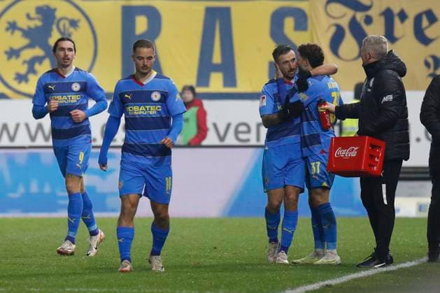 08 12 2023, xavx, Soccer 2 Bundesliga, SV Wehen Wiesbaden Eintracht Braunschweig emspor, v l Fabio Kaufmann Eintracht Braunschweig celebrate the goal, Der Torjubel zum 1 1 DFL DFB REGULATIONS PROHIBIT ANY USE OF PHOTOGRAPHS as IMAGE SEQUENCES and or QUASI VIDEO Wiesbaden