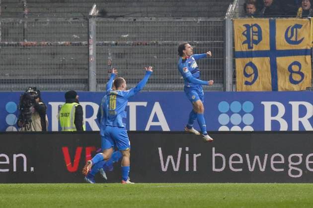 08 12 2023, xavx, Soccer 2 Bundesliga, SV Wehen Wiesbaden Eintracht Braunschweig emspor, v l Rayan Philippe Eintracht Braunschweig celebrate the goal, Der Torjubel zum 1 2 DFL DFB REGULATIONS PROHIBIT ANY USE OF PHOTOGRAPHS as IMAGE SEQUENCES and or QUASI VIDEO Wiesbaden