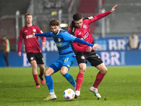 Fabio Kaufmann Eintracht Braunschweig, 37 in duel with John Iredale SV Wehen Wiesbaden, 33 , GER, SV Wehen Wiesbaden vs Eintracht Braunschweig, Soccer, 2 Bundesliga, Matchday 16, Season 2023 2024, 08 12 2023 DFL REGULATES PROHIBIT ANY USE OF PHOTOGRAPHS AS IMAGE SEQUENCES AND OR QUASI VIDEO GER, SV Wehen Wiesbaden vs Eintracht Braunschweig, Football, Bundesliga 2, Matchday 16, Season 2023 2024, 08 12 2023 Wiesbaden Copyright: xEibner-Pressefoto FlorianxWieganx EP_FWD