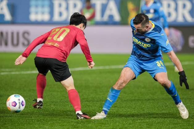 Hyunju Lee SV Wehen Wiesbaden, 20 , Robin Krausse Eintracht Braunschweig, 39 , GER, SV Wehen Wiesbaden vs Eintracht Braunschweig, Soccer, 2 Bundesliga, Matchday 16, Season 2023 2024, 08 12 2023 DFL REGULATES PROHIBIT ANY USE OF PHOTOGRAPHS AS IMAGE SEQUENCES AND OR QUASI VIDEO GER, SV Wehen Wiesbaden vs Eintracht Braunschweig, Football, Bundesliga 2, Matchday 16, Season 2023 2024, 08 12 2023 Wiesbaden Copyright: xEibner-Pressefoto FlorianxWieganx EP_FWD