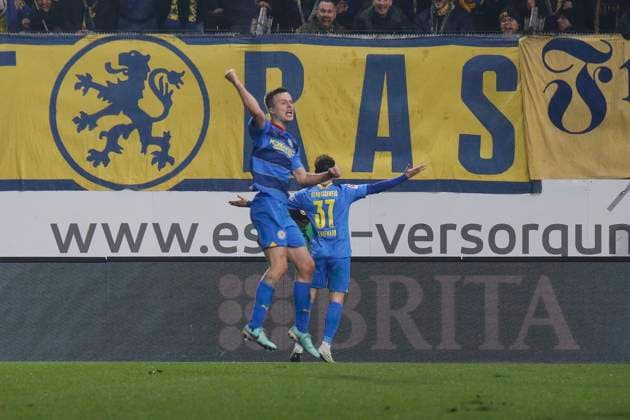 08 12 2023, xavx, Soccer 2 Bundesliga, SV Wehen Wiesbaden Eintracht Braunschweig emspor, v l Fabio Kaufmann Eintracht Braunschweig celebrate the goal, Der Torjubel zum 1 3 DFL DFB REGULATIONS PROHIBIT ANY USE OF PHOTOGRAPHS as IMAGE SEQUENCES and or QUASI VIDEO Wiesbaden