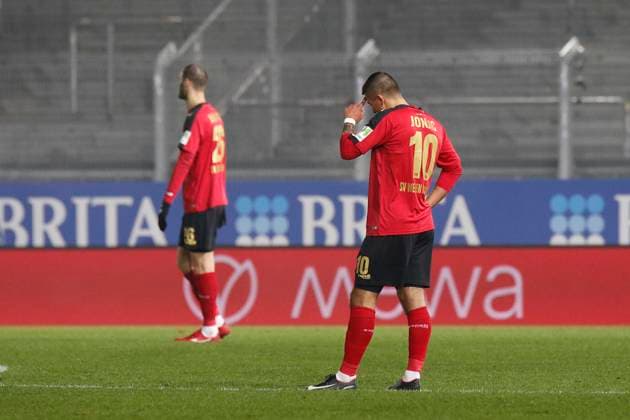 08 12 2023, xavx, Fussball 2 Bundesliga, SV Wehen Wiesbaden Eintracht Braunschweig emspor, v l Antonio Jonjic SV Wehen Wiesbaden enttaeuscht, enttaeuscht looking, dissapointed DFL DFB REGULATIONS PROHIBIT ANY USE OF PHOTOGRAPHS as IMAGE SEQUENCES and or QUASI VIDEO Wiesbaden