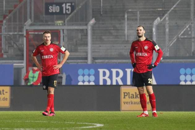 08 12 2023, xavx, Fußball 2 Bundesliga, SV Wehen Wiesbaden Eintracht Braunschweig emspor, v l Florian Carstens SV Wehen Wiesbaden , Aleksandar Vukotic SV Wehen Wiesbaden enttaeuscht, enttaeuscht schauend, dissapointed DFL DFB REGULATIONS PROHIBIT ANY USE OF PHOTOGRAPHS as IMAGE SEQUENCES and or QUASI VIDEO Wiesbaden