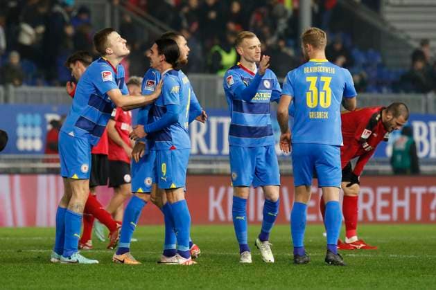 08 12 2023, xavx, Fußball 2 Bundesliga, SV Wehen Wiesbaden Eintracht Braunschweig emspor, v l Ermin Bicakcic Eintracht Braunschweig , Rayan Philippe Eintracht Braunschweig jubeln jubiliert nach Spielende DFL DFB REGULATIONS PROHIBIT ANY USE OF PHOTOGRAPHS as IMAGE SEQUENCES and or QUASI VIDEO Wiesbaden