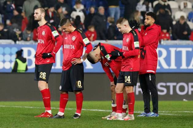 08 12 2023, xavx, Soccer 2 Bundesliga, SV Wehen Wiesbaden Eintracht Braunschweig emspor, v l player the team of SV Wehen Wiesbaden disappointed, disappointed looking, dissapointed DFL DFB REGULATIONS PROHIBIT ANY USE OF PHOTOGRAPHS as IMAGE SEQUENCES and or QUASI VIDEO Wiesbaden