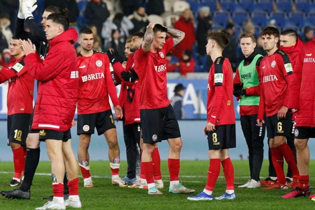 08 12 2023, xavx, Soccer 2 Bundesliga, SV Wehen Wiesbaden Eintracht Braunschweig emspor, v l player the team of SV Wehen Wiesbaden disappointed, disappointed looking, dissapointed DFL DFB REGULATIONS PROHIBIT ANY USE OF PHOTOGRAPHS as IMAGE SEQUENCES and or QUASI VIDEO Wiesbaden