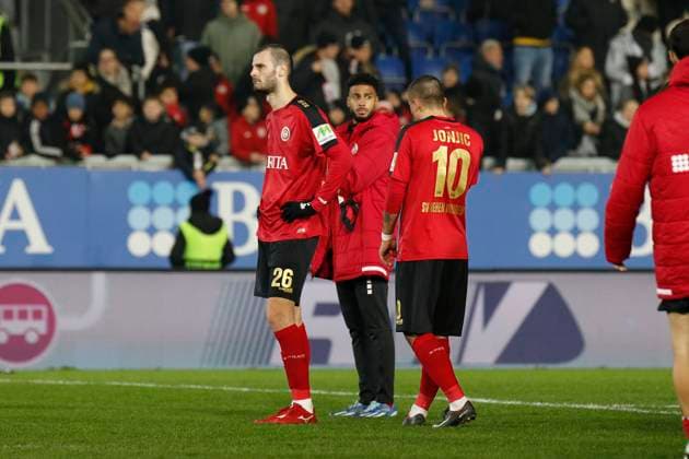 08 12 2023, xavx, Soccer 2 Bundesliga, SV Wehen Wiesbaden Eintracht Braunschweig emspor, v l player the team of SV Wehen Wiesbaden disappointed, disappointed looking, dissapointed DFL DFB REGULATIONS PROHIBIT ANY USE OF PHOTOGRAPHS as IMAGE SEQUENCES and or QUASI VIDEO Wiesbaden