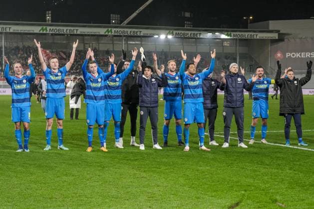 Eintracht Braunschweig celebrates the victory with the fans, GER, SV Wehen Wiesbaden vs Eintracht Braunschweig, Football, 2 Bundesliga, Matchday 16, Season 2023 2024, 08 12 2023 DFL REGULATES PROHIBIT ANY USE OF PHOTOGRAPHS AS IMAGE SEQUENCES AND OR QUASI VIDEO GER, SV Wehen Wiesbaden vs Eintracht Braunschweig, Football, 2 Bundesliga, Matchday 16, Season 2023 2024, 08 12 2023 Wiesbaden Copyright: xEibner-Pressefoto FlorianxWieganx EP_FWD