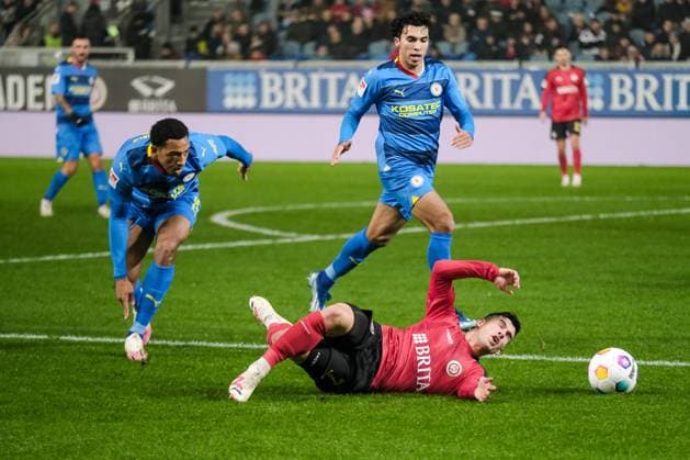 Anton Donkor Eintracht Braunschweig 19 in duel with Robin Heußer SV Wehen Wiesbaden, 7 , GER, SV Wehen Wiesbaden vs Eintracht Braunschweig, Soccer, 2 Bundesliga, Matchday 16, Season 2023 2024, 08 12 2023 DFL REGULATES PROHIBIT ANY USE OF PHOTOGRAPHS AS IMAGE SEQUENCES AND OR QUASI VIDEO GER, SV Wehen Wiesbaden vs Eintracht Braunschweig, Football, 2 Bundesliga, Matchday 16, Season 2023 2024, 08 12 2023 Wiesbaden Copyright: xEibner-Pressefoto FlorianxWieganx EP_FWD