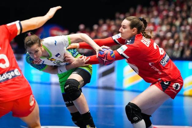 Handball, Frauen WM, Slowenien - Norwegen Handball-VM kvinner Norge 2023: Slovenia - Norge Trondheim 20231208. Slovenias Ana Gros og Norges Ingvild Kristiansen Bakkerud under VM-kampen i hovedrunden mellom Slovenia og Norge i Trondheim Spektrum. Foto: Beate Oma Dahle NTB Trondheim Norge EDITORIAL USE ONLY. RESTRICTED USE FOR BETTING COMPANIES Ref:_SPOiN0BA0QsslE.jpg  Copyright: xBeatexOmaxDahlex xNTBx