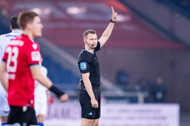 08 12 2023 Soccer, 2023 2024, 2 Bundesliga, Matchday 16, Hannover 96 Karlsruher SC Florian Lechner Referee DFL REGULATIONS PROHIBIT ANY USE OF PHOTOGRAPHS AS IMAGE SEQUENCES AND OR QUASI VIDEO Hannover Lower Saxony Germany Heinz von Heiden Arena