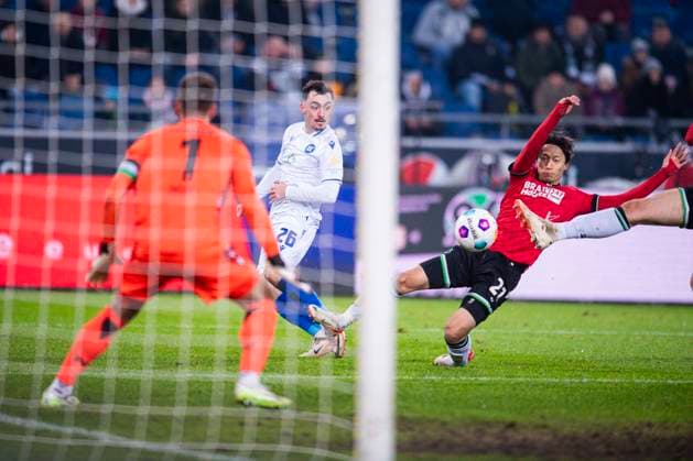 08 12 2023 Soccer, 2023 2024, 2 Bundesliga, Matchday 16, Hannover 96 Karlsruher SC L R Ron Robert Zieler Hannover , Paul Nebel Karlsruhe , Sei Muroya Hannover DFL REGULATIONS PROHIBIT ANY USE OF PHOTOGRAPHS AS IMAGE SEQUENCES AND OR QUASI VIDEO Hannover Lower Saxony Germany Heinz von Heiden Arena