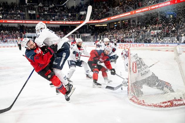 Bilder des Jahres 2023, Sport 12 Dezember Sport Themen der Woche KW49 Sport Bilder des Tages 08.12.2023 - Eishockey - Saison 2023 2024 - Penny DEL - Nürnberg Ice Tigers Icetigers - Adler Mannheim - ThHa - xthxhax - Charlie Gerard (95, Nürnberg Ice Tigers, Nuernberg Ice Tigers ) vor Felix Brückmann Brueckmann (90, Adler Mannheim ) Check durch Jordan Murray (8, Adler Mannheim ) *** 08 12 2023 Ice Hockey Season 2023 2024 Penny DEL Nuremberg Ice Tigers Icetigers Adler Mannheim ThHa xthxhax Charlie Gerard 95, Nuremberg Ice Tigers, Nuernberg Ice Tigers in front of Felix Brückmann Brueckmann 90, Adler Mannheim Check by Jordan Murray 8, Adler Mannheim