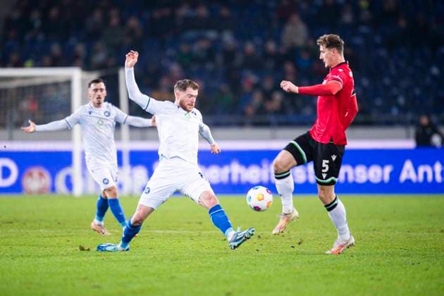 08 12 2023 Soccer, 2023 2024, 2 Bundesliga, Matchday 16, Hannover 96 Karlsruher SC L R Budu Zivzivadze Karlsruhe , Phil Neumann Hannover DFL REGULATIONS PROHIBIT ANY USE OF PHOTOGRAPHS AS IMAGE SEQUENCES AND OR QUASI VIDEO Hannover Lower Saxony Germany Heinz von Heiden Arena