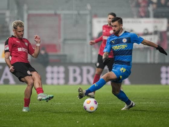 Robin Krausse Eintracht Braunschweig, 39 , Thijmen Goppel SV Wehen Wiesbaden, 9 , GER, SV Wehen Wiesbaden vs Eintracht Braunschweig, Football, 2 Bundesliga, Matchday 16, Season 2023 2024, 08 12 2023 DFL REGULATES PROHIBIT ANY USE OF PHOTOGRAPHS AS IMAGE SEQUENCES AND OR QUASI VIDEO GER, SV Wehen Wiesbaden vs Eintracht Braunschweig, Football, Bundesliga 2, Matchday 16, Season 2023 2024, 08 12 2023 Wiesbaden Copyright: xEibner-Pressefoto FlorianxWieganx EP_FWD