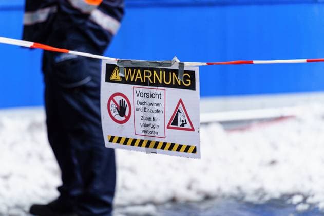 Warning of roof avalanches GER, Hamburger SV vs SC Paderborn 07, Football, 2 Bundesliga, Matchday 16, Season 2023 2024, 09 12 2023 DFL REGULATES PROHIBIT ANY USE OF PHOTOGRAPHS AS IMAGE SEQUENCES AND OR QUASI VIDEO GER, Hamburger SV vs SC Paderborn 07, Football, 2 Bundesliga, Matchday 16, Season 2023 2024, 09 12 2023 Hamburg Copyright: xEibner-Pressefoto MarcelxvonxFehrnx EP_MFN